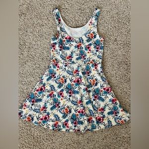 Women’s size 12 H&M White Flower Dress in perfect condition!